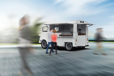 Foodtruck mit geöffneten Klappen, unterstützt durch Gasfedern, die komfortables Öffnen und sicheren Halt gewährleisten.